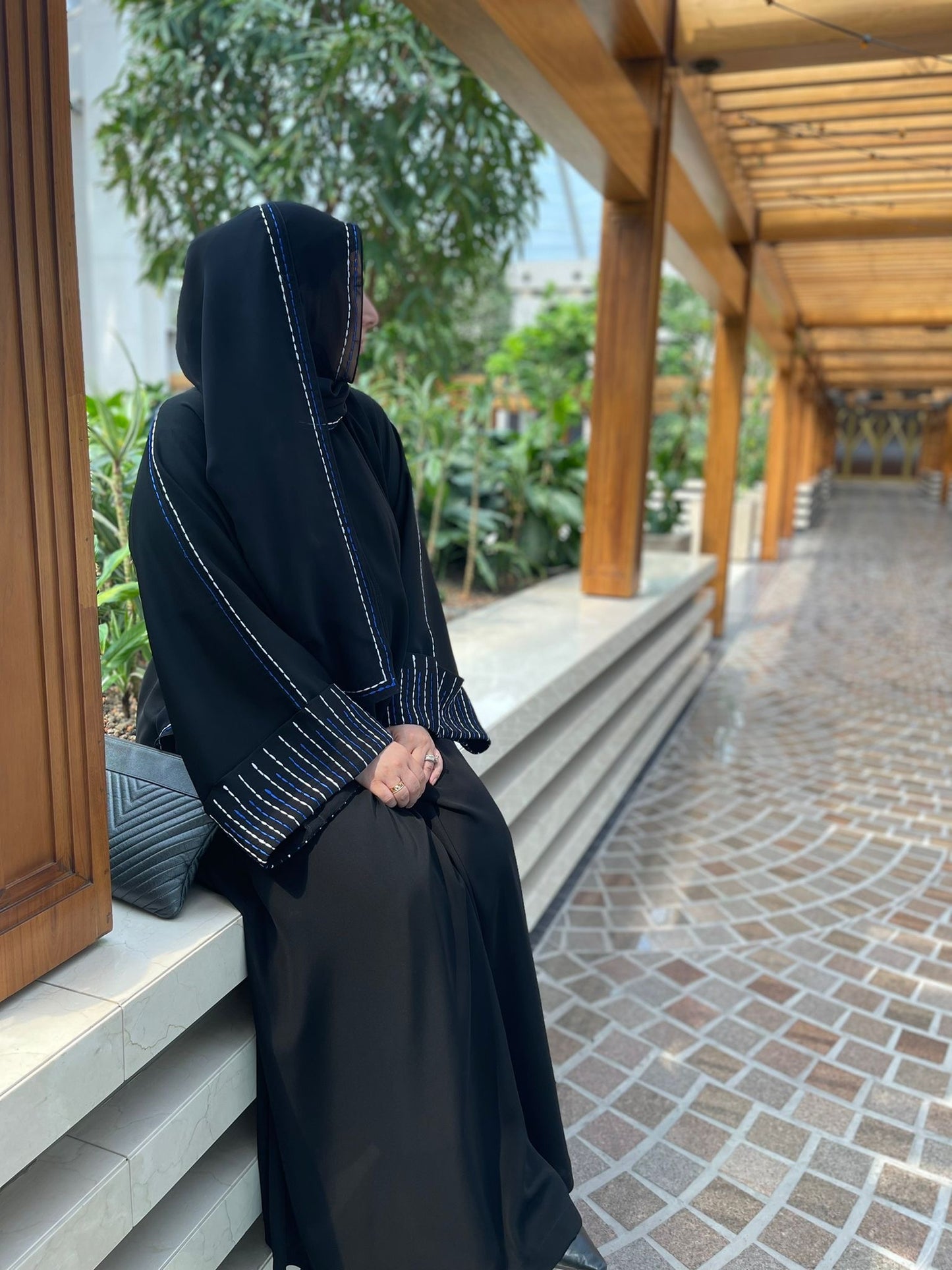 عباة ناعمة مع تطريز الخطوط