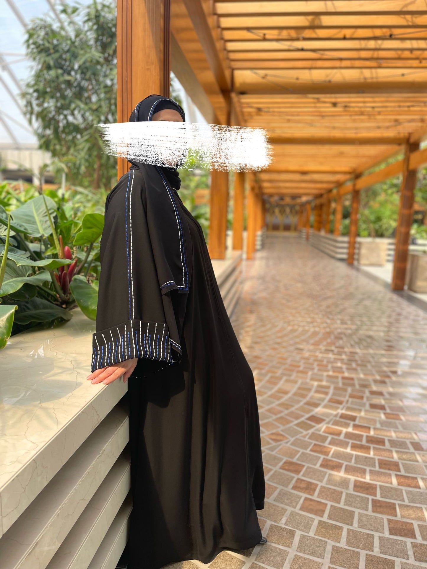 عباة ناعمة مع تطريز الخطوط