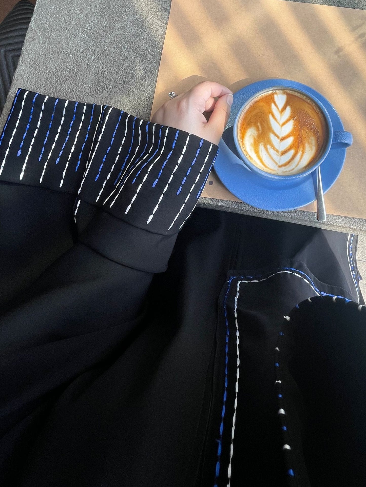 عباة ناعمة مع تطريز الخطوط