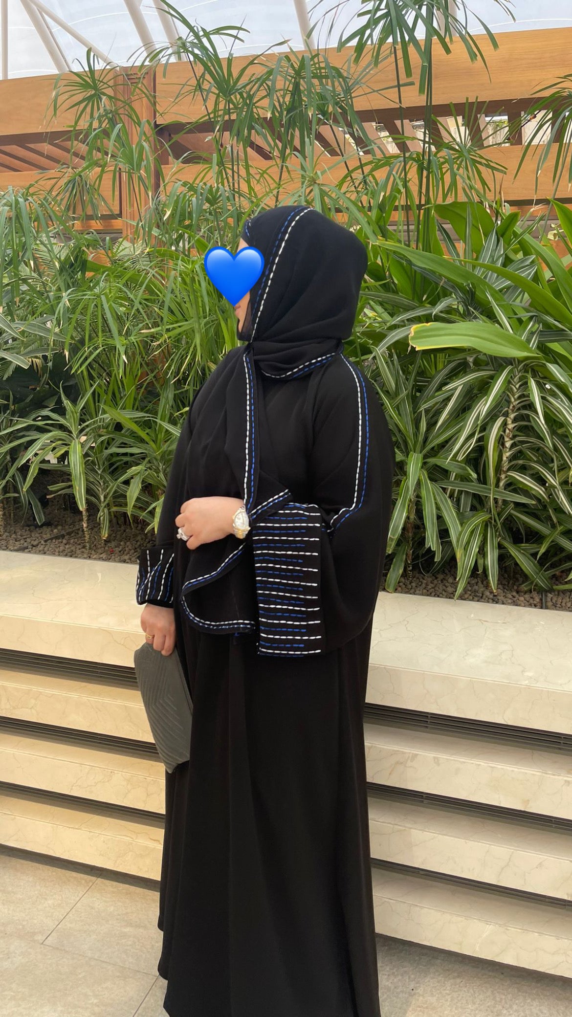 عباة ناعمة مع تطريز الخطوط