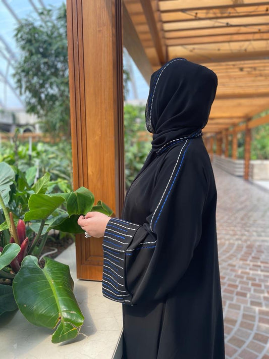 عباة ناعمة مع تطريز الخطوط